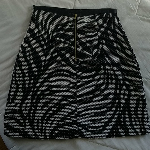 Black & White Textured Palm Print Mini Skirt - Picture 4 of 5